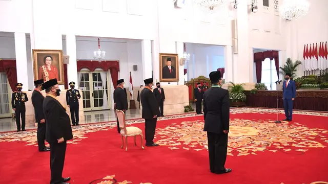 Presiden Jokowi menganugerahkan tanda jasa dan kehormatan kepada 53 tokoh, Kamis (13/8/2020).