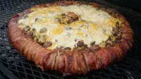 Lezatnya, Seluruh Pinggiran Pizza Besar Ini Diselimuti Daging