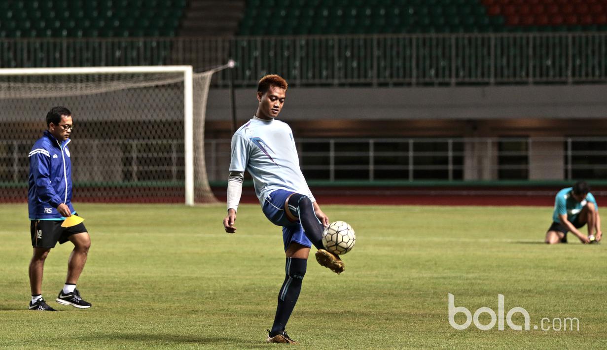 Kiper Arema FC, Kurnia Meiga berlatih mengontrol bola pada sesi latihan tim Singo Edan jelang Babak Final Piala Presiden 2017 di Stadion Pakansari, Bogor, Jumat (10/3/2017). (Bola.com/Nicklas Hanoatubun)