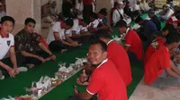 BERSAMA - Guna memperat hubungan antarpemain Bali United Pusam dengan suporter, manajemen klub menggelar acara buka puasa bareng.