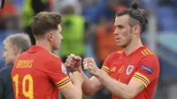 Striker Wales, Gareth Bale (kanan) digantikan oleh gelandang David Brooks saat melawan Italia dalam laga Grup A Euro 2020 di Olimpico Stadium, Roma, Minggu (20/6/2021) malam WIB. (Foto: AP/Pool/Alberto Lingria)