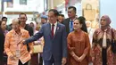 Iriana Jokowi dampingi Presiden Jokowi dengan baju kurung orange gelap. Atasan full bordir itu memiliki lengan terumpet yang elegan [@weareinacraft]