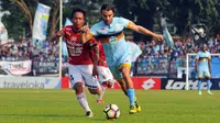 Marquee player Persela, Jose Coelho (kanan), saat Persela vs Bali United (30/4/2017). (Bola.com/Fahrizal Arnas)