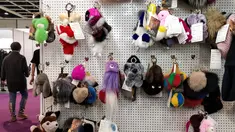 Aksesoris yang terbuat dari bulu binatang dipamerkan di Hong Kong International Fur and Fashion Fair di Hong Kong, Sabtu (24/2). Sejumlah aktivis pun mengadakan demonstrasi di luar tempat tersebut. (VIVEK PRAKASH/AFP)