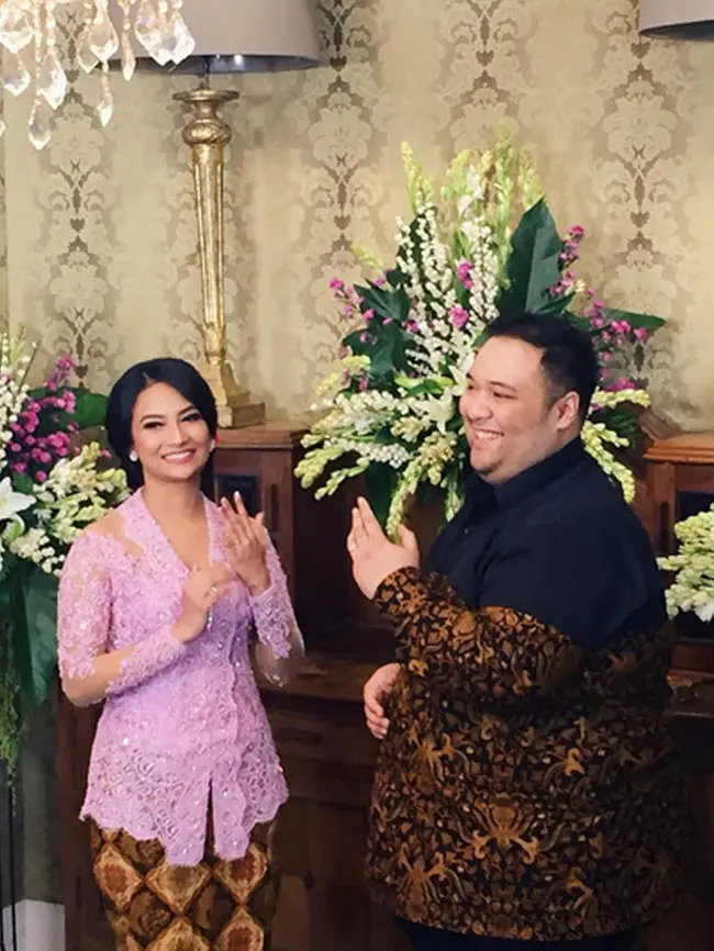 Bukan hanya sekedar berpacaran, namun cucuk mantan Presiden Soekarno ini sudah melamar Vanessa. Seperti yang terlihat dalam foto ini, Vanessa yang berkebaya dan Didi yang berbatik, kompak menunjukan cincin mereka. (Instagram/vanessaangelofficial)
