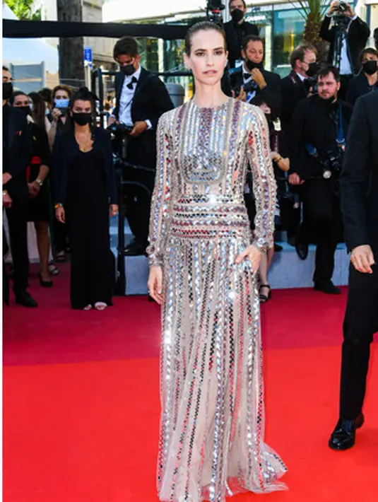 Naama Preis mengenakan dress glamor koleksi  Valentino Fall Winter 21/22 ACT collection. (Dok. Valentino)