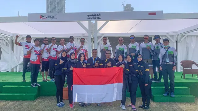 Para penerjun payung Indonesia saat tampil pada 6th Dubai International Parachutting Championship