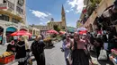 Warga Palestina berbelanja di pasar di kota tua Betlehem di Tepi Barat yang diduduki (14/9/2021).  Ekonomi Palestina diperkirakan akan tumbuh empat persen pada tahun 2021 setelah terpukul pada tahun 2020 akibat pandemi COVID-19. (AFP/Emmanuel Dunand)