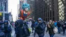 Balon Goku melayang di atas kawasan Sixth Avenue selama Parade Macy's Thanksgiving Day di New York, Kamis (22/11). Balon raksasa berbentuk ikon-ikon kartun terkenal menghiasi gelaran yang digelar untuk ke-92 tersebut. (Don EMMERT / AFP)