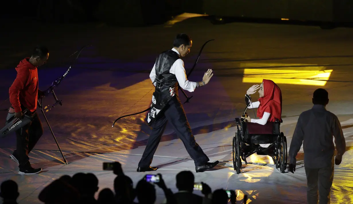 Presiden Indonesia, Joko Widodo, bersama penyandang disabilitas saat pembukaan Asian Para Games di SUGBK, Jakarta, Sabtu (06/10/2018). Acara tersebut dimeriahkan dengan aksi para penyandang disabilitas. (Bola.com/M Iqbal Ichsan)
