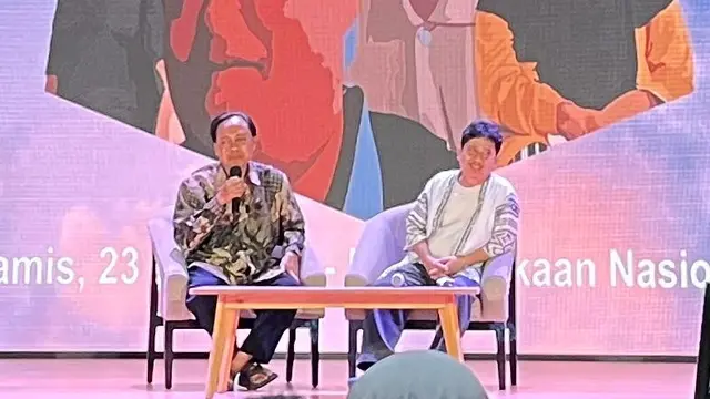 Basuki, memegang mic, dan Budi Sumarno dalam Roadshow Langit Tetap Sama di Perpusnas, pada (24/7/2026). (Liputan6.com/Afradhiya N. R)