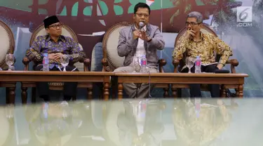 Anggota MPR F-Golkar Ichsan Firdaus (tengah), Anggota MPR F-PAN Yandri Susanto (kiri) dan perwakilan BNP2TKI Freddy Panggabean saat diskusi Empat Pilar MPR, Jakarta, Senin (5/11). Tema diskusi Perlindungan Tenaga Kerja Indonesia. (Liputan6.com/JohanTallo)