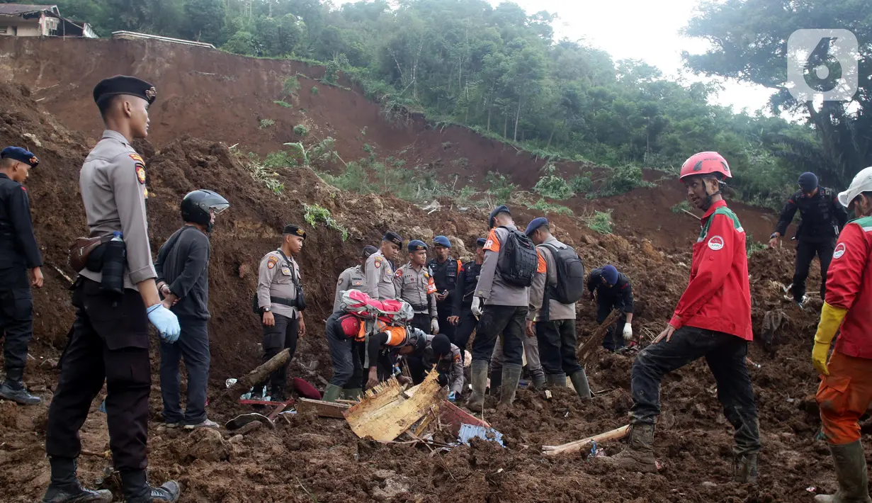 Tim SAR gabungan melakukan pencarian korban gempa Cianjur di jalur kawasan Cugenang yang longsor, Kabupaten Cianjur, Jawa Barat, Selasa (22/11/2022). Kawasan Cugenang merupakan daerah paling parah terdampak atas gempa yang mengguncang Cianjur dan sekitarnya. (Liputan6.com/Helmi Fithriansyah)
