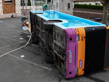 Foto Kreatif Bus Bekas Disulap Jadi Kolam Renang Global Liputan6 Com