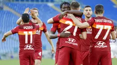 Para pemain AS Roma merayakan gol yang dicetak oleh Borja Mayora ke gawang Crotone pada laga Liga Italia di Stadion Olimpico, Senin (10/5/2021). AS roma menang dengan skor 5-0. (AP/Gregorio Borgia)
