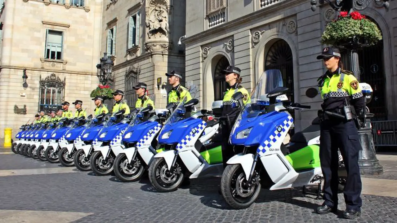 Cinta Lingkungan, Polisi di Barcelona Pakai Skutik Elektrik BMW