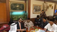 Duta Besar de facto Arab Saudi untuk RI, Yahya Hassan al-Qahtani (depan kiri) bersama Ketua Umum PBNU Said Aqil Siradj (depan kanan) di Kantor PBNU Jakarta (3/1/2019) (Rizki Akbar Hasan / Liputan6.com)