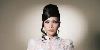 Kali ini, Maia tampil bak pengantin klasik dalam balutan gaun lace putih yang feminin, dipadukan dengan tatanan rambut menjulang tinggi yang langsung mengingatkan pada gaya glamor era 60-an. Penampilannya sukses memberi kesan anggun, mewah, sekaligus artsy dalam waktu bersamaan. [@maiaestiantyreal].