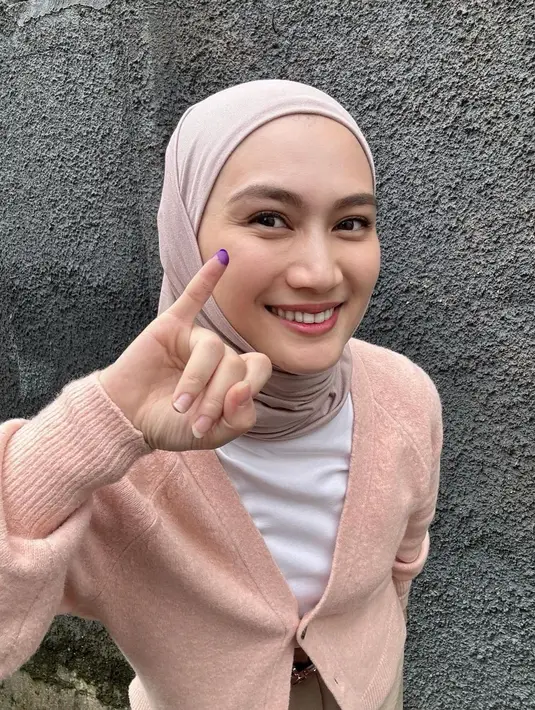 Melody Laksani tak kalah menawan dengan OOTD nyoblos-nya. Ia mengenakan top putih dan cardigan warna pink pastel. Ia melengkapi penampilannya dengan long pants warna beige dan hijab warna nude pink. [@melodylaksani92]