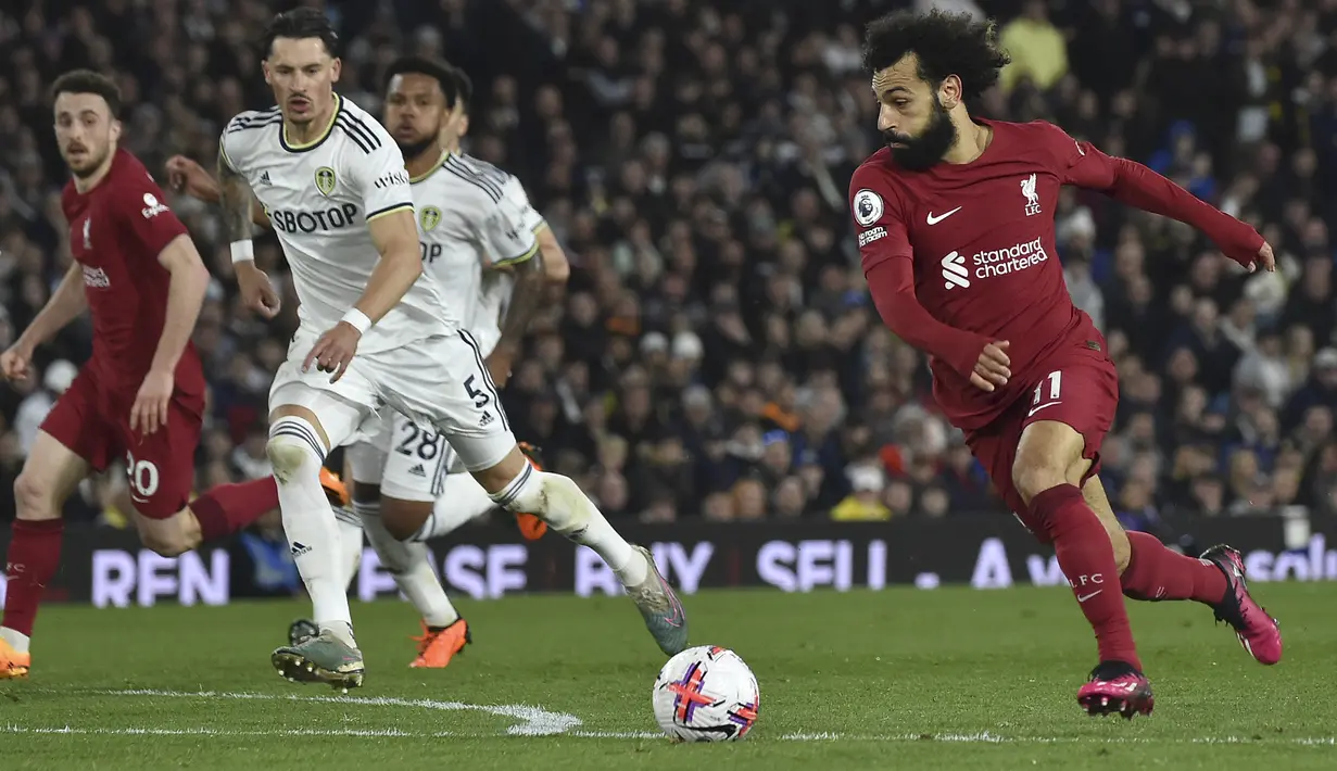 Striker Liverpool, Mohamed Salah menggiring bola untuk mencetak gol ke gawang Leeds United pada laga Liga Inggris 2022/2023 di Elland Road, Leeds (17/4/2023). Mohamed Salah menjadi opsi yang ideal bagi PSG karena kapasitasnya yang mirip dengan Lionel Messi. Selain dianugerahi dengan kemampuan kaki kiri yang mumpuni, keduanya juga kerap jadi pembeda dalam sebuah laga. Terikat kontrak hingga 2025, ia dibanderol 80 juta euro bagi klub peminat. (AP Photo/Rui Vieira)