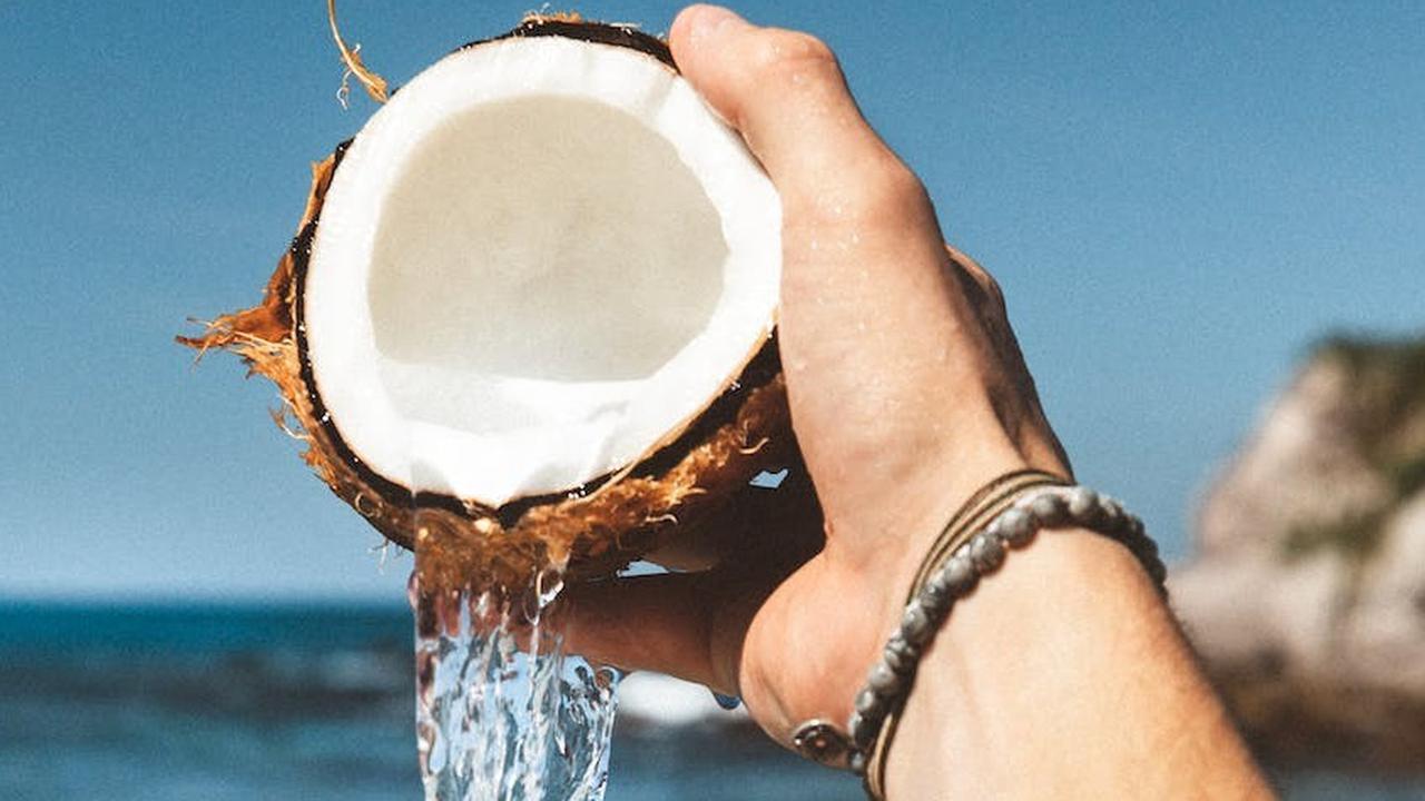 4.&nbsp;Air Kelapa: Keseimbangan pH yang Alami