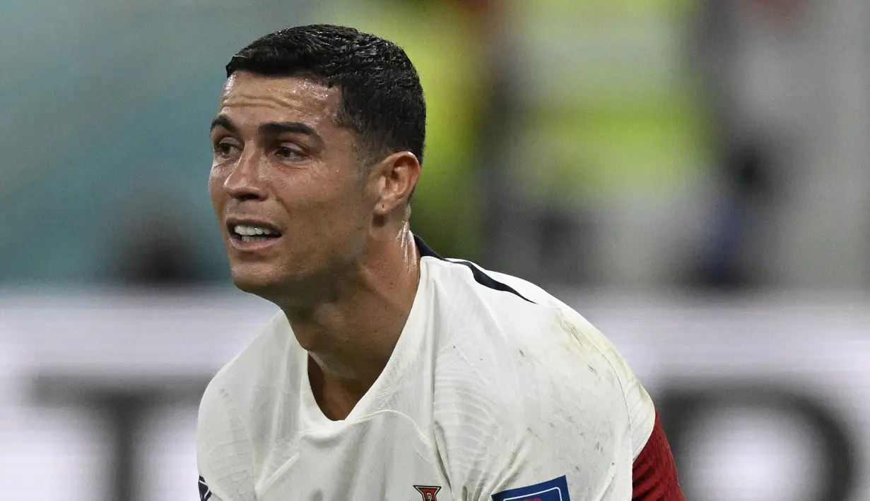 Penyerang Portugal #07 Cristiano Ronaldo bereaksi setelah timnya kalah atas Maroko pada pertandingan perempat final Piala Dunia 2022 kontra Maroko di Stadion Al-Thumama di Doha, Sabtu (9/12/2022). Cristiano Ronaldo tak kuasa menahan air mata seusai timnya dipastikan tersingkir dari Piala Dunia 2022 Qatar. (PATRICIA DE MELO MOREIRA / AFP)
