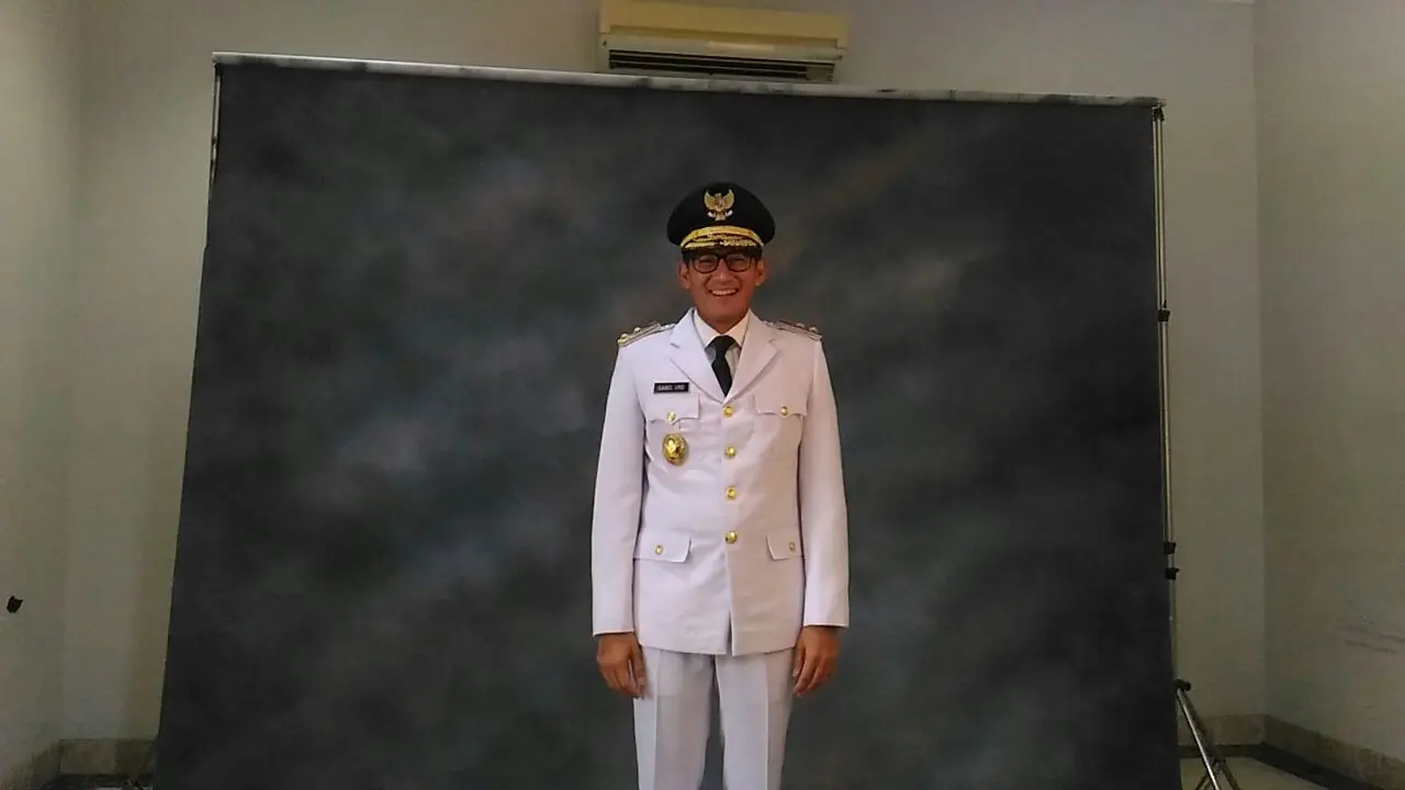 Sandiaga Uno dalam sesi fitting baju seragam dinas Gubernur dan Wakil Gubernur DKI Jakarta (Liputan6.com/Rezky)