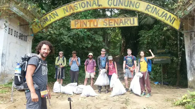 Apa yang dilakukan para turis ini juga mengingatkan kita untuk selalu menjaga dan mencintai alam pemberian Tuhan bagi Indonesia.