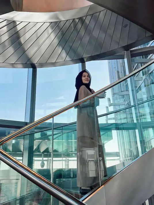 Kali ini, Aaliyah mengenakan gamis berwarna mocca yang dipadukan kerudung dan kacamata hitam. Simpel tapi anggun! [@aaliyah.massaid]
