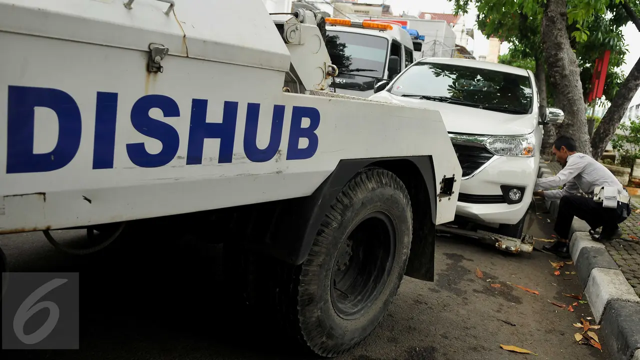 201606027-Razia Parkir Liar di Pasar Baru, Dishub DKI Derek Dua Mobil 2-Jakarta