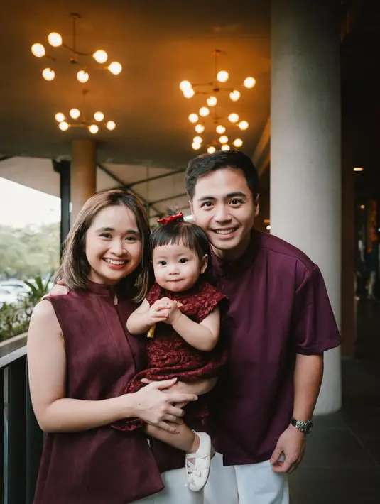 Gritte Agatha dan keluarga kompak kenakan atasan merah marun dan bawahan putih [@gritteagathaa]