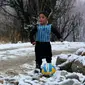 Murtaza Ahmadi, anak laki-laki Afghanistan, bermain bola sambil mengenakan kaos kantong kresek timnas Argentina milik Lionel Messi di  kabupaten Jaghori, provinsi Ghazni, 29 Januari 2016. Sebelumnya, foto Murtaza itu menyebar luas di dunia maya (STR/AFP)