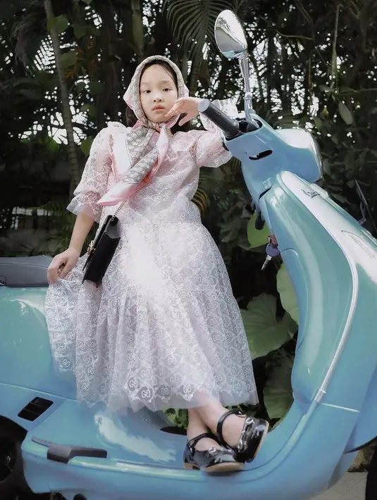 Dalam foto dan video yang dibagikan di Instagram, Thalia tampak cantik mengenakan dress warna pink muda, scarf, kacamata, hingga sling bag. (Instagram/thaliaputrionsu).