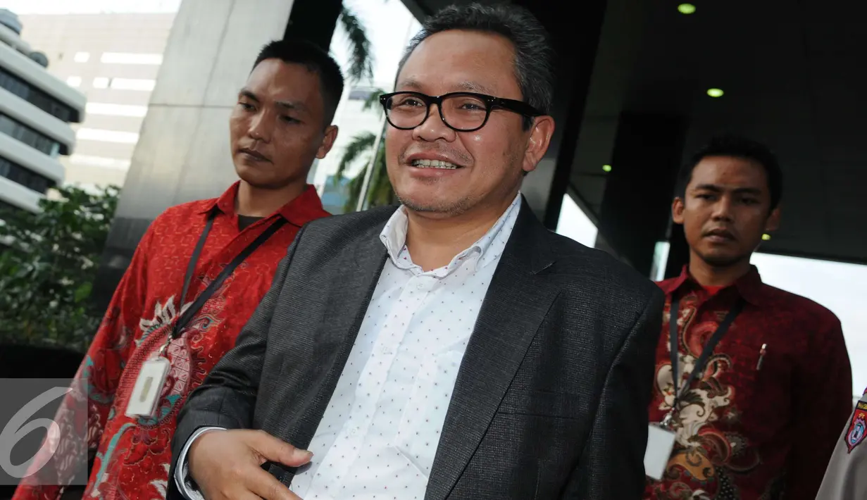 Mantan Wakil Ketua Komisi II DPR Khatibul Umam Wiranu usai diperiksa KPK, Jakarta, Jumat (9/12). Khatibul diperiksa sebagai saksi dalam kasus dugaan korupsi e-KTP. (Liputan6.com/Helmi Afandi)