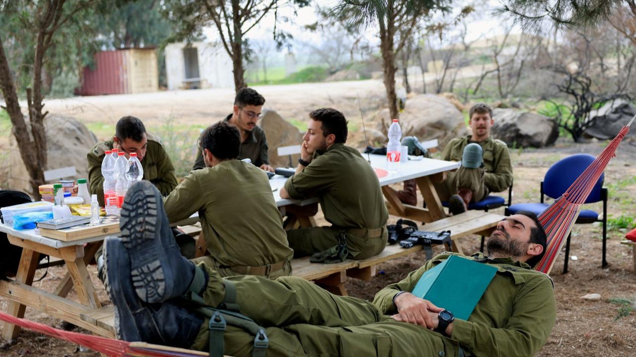 kesibukan tentara Israel saat istirahat dari pertempuran di perbatasan gaza
