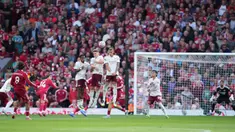 Pemain Liverpool, Dominik Szoboszlai, mencetak gol melalui tendangan bebas ke gawang Arsenal pada laga pekan ketiga Premier League 2025/2026 di Stadion Anfield, Minggu (31/8/2025). (AP Photo/Jon Super)