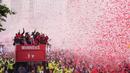 Ribuan fans Liverpool memadati jalan-jalan kota untuk menyambut tim kebanggaan mereka yang melakukan parade di atas bus terbuka pada Minggu (29/05/2022) waktu setempat. Musim ini, The Reds berhasil meraih dua trofi yaitu Piala FA dan Piala Liga Inggris. (PA via AP/Martin Rickett)