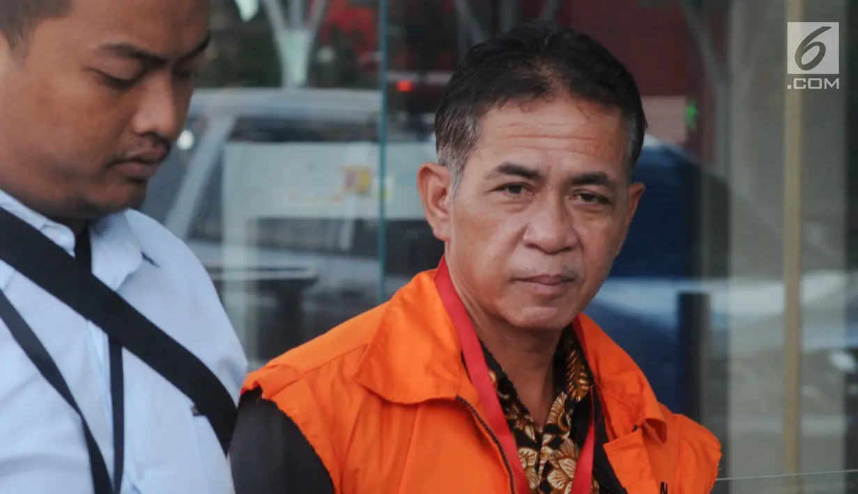 Bupati nonaktif Mesuji Khamami (kanan) tiba di Gedung KPK, Jakarta, Kamis (21/2). Khamami diperiksa sebagai tersangka terkait dugaan suap proyek infrastruktur di Kabupaten Mesuji. (Merdeka.com/Dwi Narwoko)
