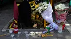 Lilin dan bunga tergeletak pada lokasi di mana seorang suporter sepak bola Yunani meninggal dalam bentrokan antara pendukung AEK Athens dan Dinamo Zagreb di pinggiran Nea Philadelphia, Athena, Yunani, Selasa (8/8/2023). (AP Photo/Thanassis Stavrakis)