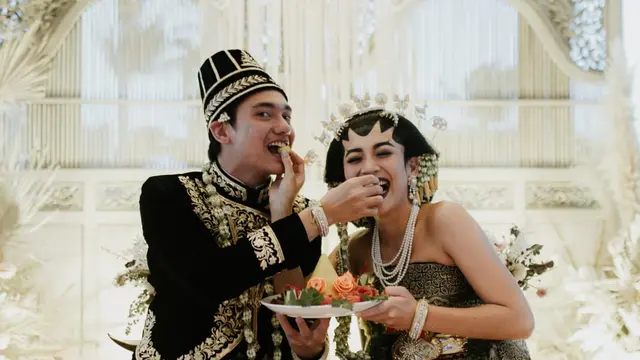 Pernikahan Adipati Dolken dan Canti Tachril