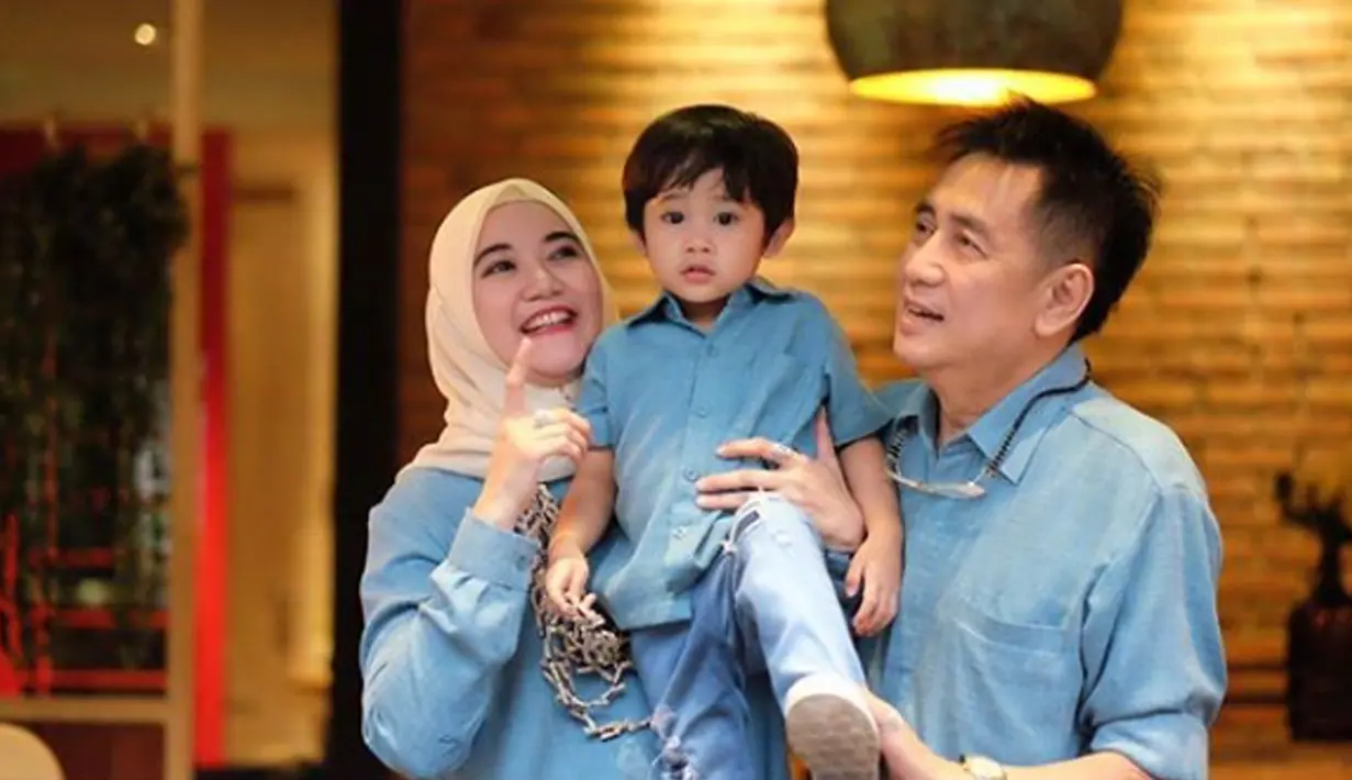 Mantan penyiar radio senior Sys NS berpose dengan sang istri, Shanty Widhiyanti serta cucu lelakinya bernama Srestha Fasyadhira. Sys sebelumnya dikenal sebagai penyiar di radio Prambors bareng Pepeng, Krisna Purwana, dan Nana Krip. (Instagram/sys_ns)