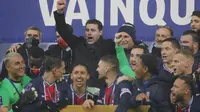 Manajer PSG Mauricio Pochettino dan pemain merayakan sukses meraih Trofi Piala Super Prancis usai kalahkan Olympique Marseille di stadion Bollaert di Lens, Prancis utara, Rabu, 13 Januari 2021. PSG menang 2 : 1. (Foto AP / Christophe Ena)