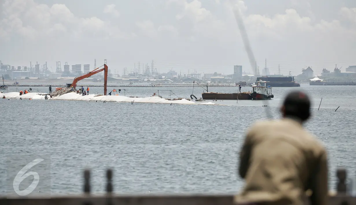 Pengerjaan proyek reklamasi kawasan Pantai Utara Jakarta, Ancol, Jakarta, Rabu (9/3/2016). Dampak yang perlu diantisipasi Pemprov DKI Jakarta atas reklamasi pantai salah satunya ialah degradasi biota laut. (Liputan6.com/Faizal Fanani)
