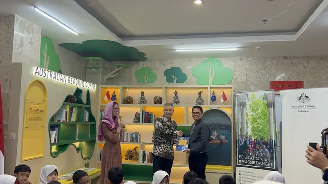 Pemberian Buku Kepada Masjid Istiqlal oleh Asisten Menteri Luar Negeri dan Perdagangan Australia Rabu (15/7) (Dok: Nasywa Fakhirah)
