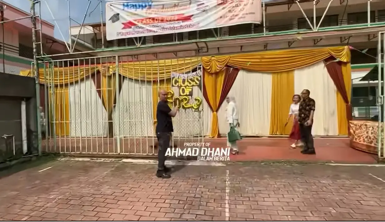 Momen Dhani dan Mulaan saat baru sampai di sekolahan putrinya. Menurut kanal Youtube Ahmad Dhani Dalam Berita, Dhani langsung dari bandara dan belum sempat ganti baju. [Youtube/AHMAD DHANI DALAM BERITA]