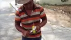 Pedagang mangga ini memotong mangga dengan cara yang unik dan keren.