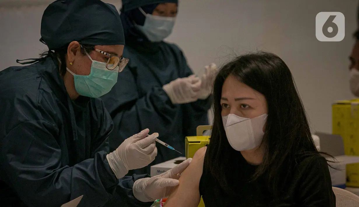 Petugas kesehatan menyuntikkan vaksin COVID-19 kepada pelaku UMKM di Jakarta, Kamis (1/4/2021). Vaksin diberikan kepada 1.500 pelaku UMKM dan target kanvaksinasi bagi pelaku UMKM di DKI Jakarta mencapai 250.000. (Liputan6.com/Faizal Fanani)