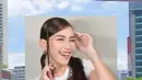 Baju manggungnya mencakup atasan putih lengan pendek yang dipadukan dengan corset top berpotongan asimetris.  Corset tersebut kemudian dipadukan dengan celana cutbray warna senada. [@ayutingting92].