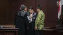 Tim Hukum Prabowo-Sandiaga berunding usai hakim menskors sidang putusan hasil sengketa pilpres 2019 di Gedung Mahkamah Konstitusi (MK), Jakarta, Kamis (27/6/2019). Hakim Ketua Anwar Usman menskors sidang selama satu jam untuk istirahat dan salat. (Liputan6.com/FaizalFanani)
