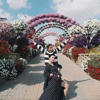 Selama berlibur di Dubai, pasangan Chelsea Olivia dan Glenn Alinskie juga menghabiskan waktu berdua tanpa Natusha. Seperti halnya saat mereka mengunjungi taman bunga ini, wajah semringah terpancar dari pasangan muda ini. (Instagram/Chelseaolivia)